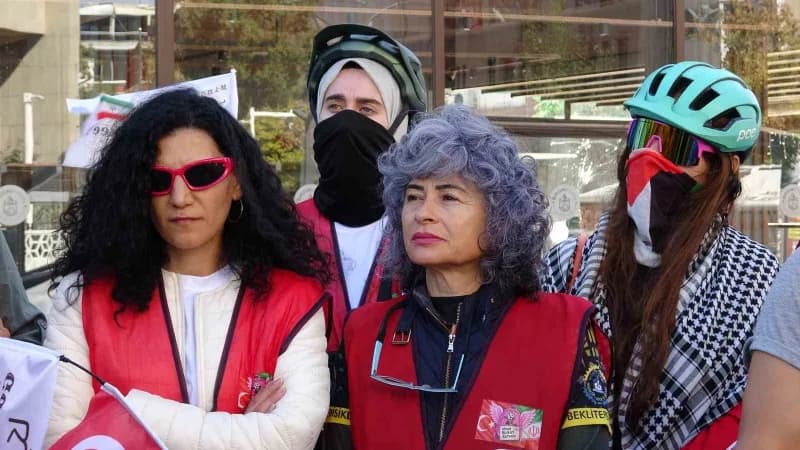 Çocuklar için dayanışma ve umut mesajı taşımak amacıyla Diyarbakır'dan İran'ın Minab kentine doğru yola çıkan Minab Bisi
