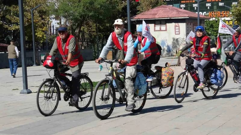 Çocuklar için dayanışma ve umut mesajı taşımak amacıyla Diyarbakır'dan İran'ın Minab kentine doğru yola çıkan Minab Bisi