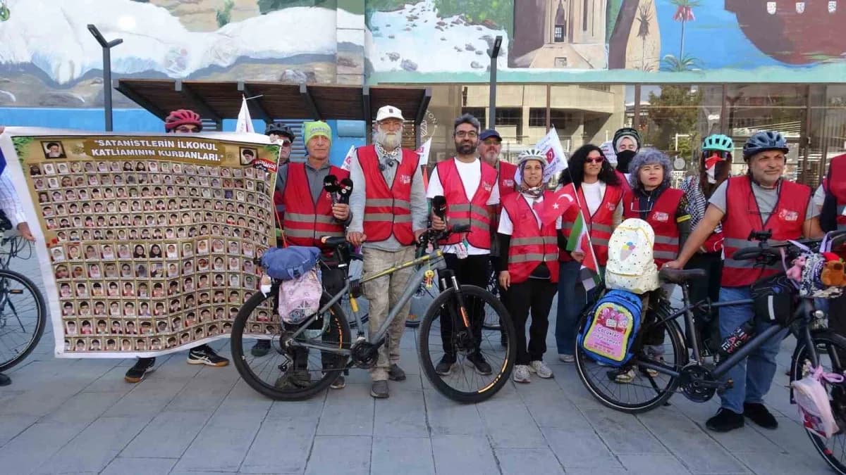 Çocuklar için dayanışma ve umut mesajı taşımak amacıyla Diyarbakır'dan İran'ın Minab kentine doğru yola çıkan Minab Bisi
