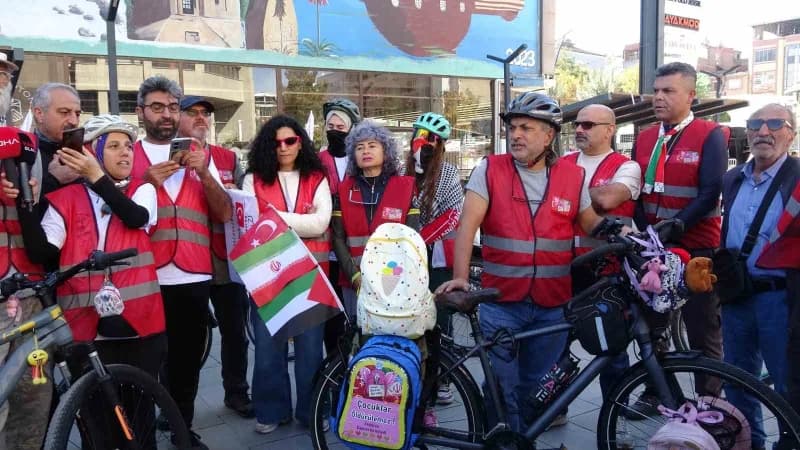 Çocuklar için dayanışma ve umut mesajı taşımak amacıyla Diyarbakır'dan İran'ın Minab kentine doğru yola çıkan Minab Bisi