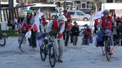 Minab Bisiklet Kervanı Van Kent Meydanı’nda çocuklar için mola verdi