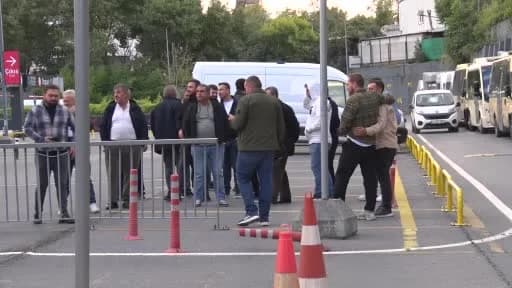 İstanbul Kayaşehir-Şirinevler minibüs hattı esnafı İBB Ek Hizmet Binası önünde kontak kapatma eylemi yapıyor