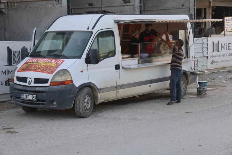 Hatay’ın Samandağ ilçesinde yaşayan Hüseyin Genç, dededen toruna aktarılan tatlıcılık mesleğini eşiy
