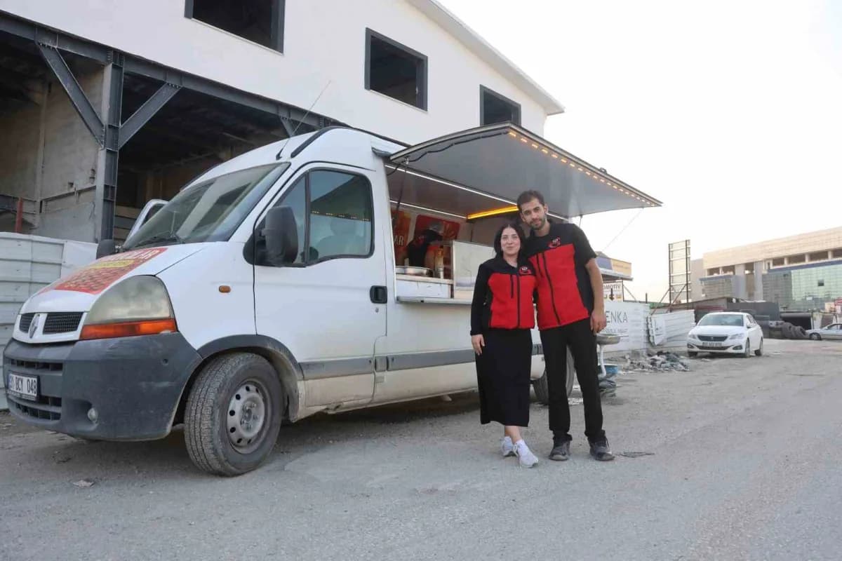 Hatay’da mobil tatlıcı aracıyla tatlı satan Hüseyin ve Burçin Genç çifti