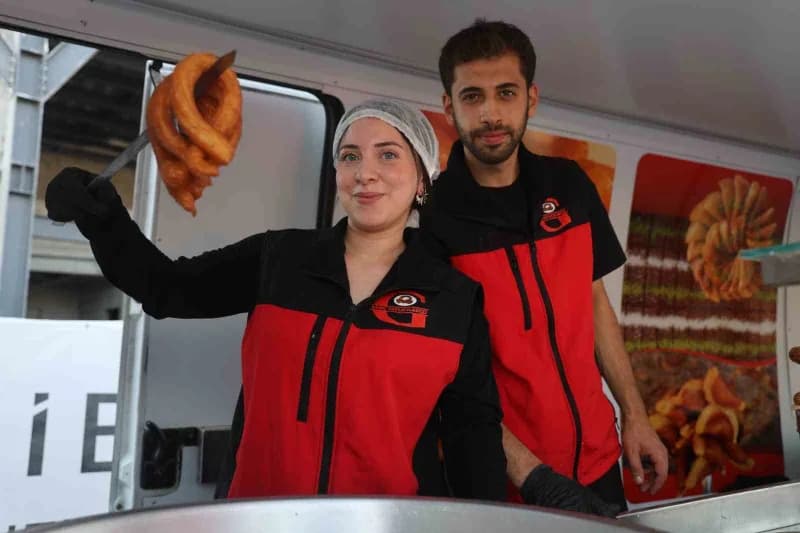Eşiyle birlikte tatlılarını kentin farklı noktalarındaki vatandaşlara ulaştırmak amacıyla transit ar