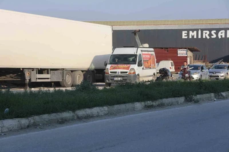 Hatay’ın Samandağ ilçesinde yaşayan Hüseyin Genç, dededen toruna aktarılan tatlıcılık mesleğini eşiy