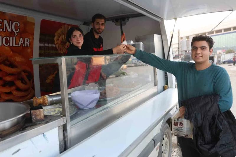 Hatay’ın Samandağ ilçesinde yaşayan Hüseyin Genç, dededen toruna aktarılan tatlıcılık mesleğini eşiy
