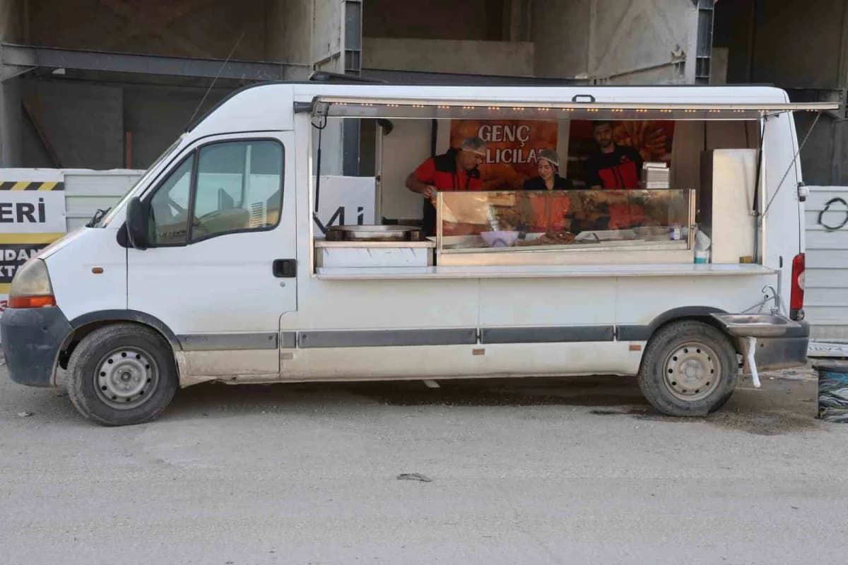 Hatay’ın Samandağ ilçesinde yaşayan Hüseyin Genç, dededen toruna aktarılan tatlıcılık mesleğini eşiy
