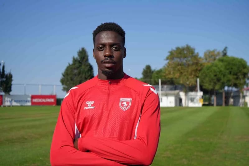 Mohamed Bayo, Samsunspor formasıyla antrenmanda top sürerken