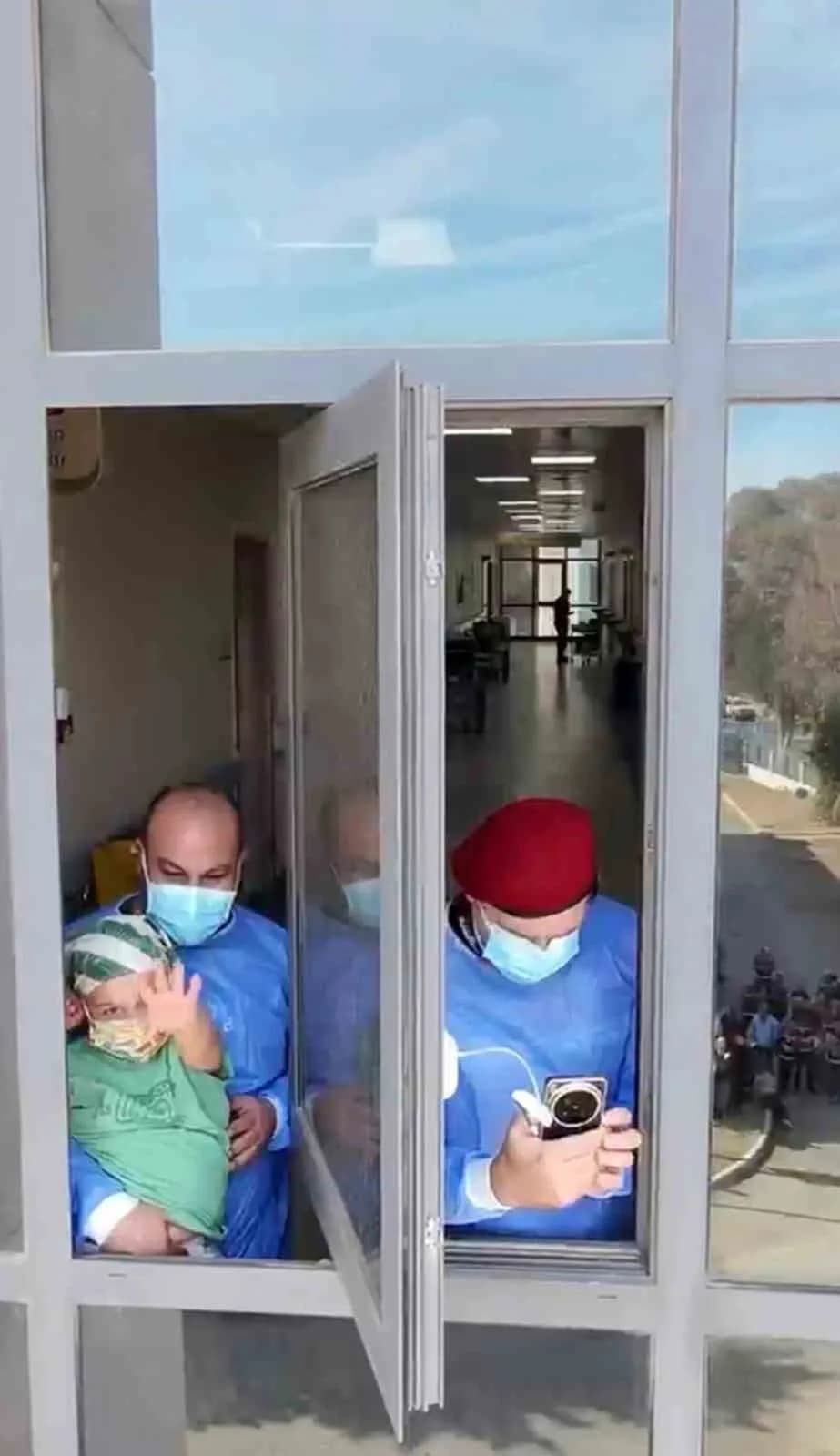 Motosiklet tutkunu minik Ali, pencerenden gördüğü ekibe "İyi ki varsınız" diyerek el salladı.