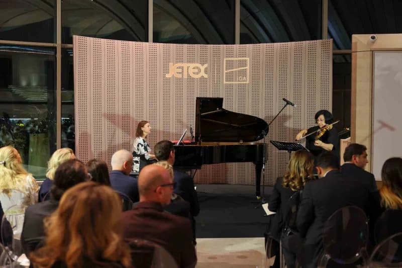 İstanbul JETEX-İGA Terminali’nde sergilenen Mozart’ın tarihi Costa kemanı ve konserden görüntü