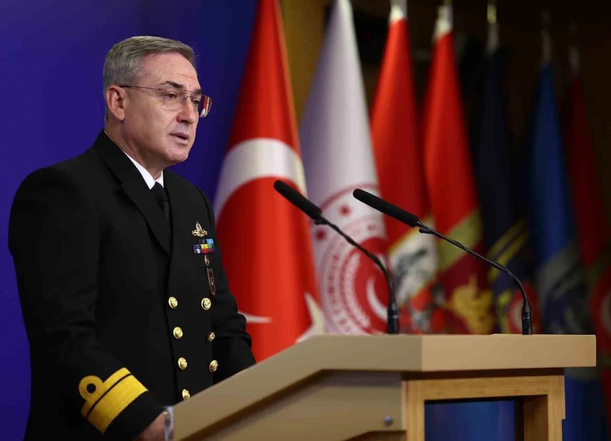Milli Savunma Bakanlığı toplantısında açıklama yapan MSB Sözcüsü Tuğamiral Zeki Aktürk