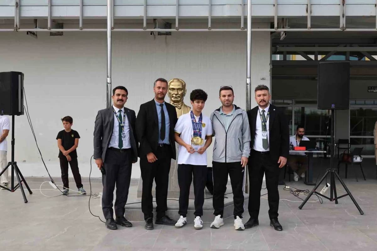 Rüzgar Alp Yalçınkaya masa tenisi oynarken Avrupa İşitme Engelliler Gençlik Oyunları’nda