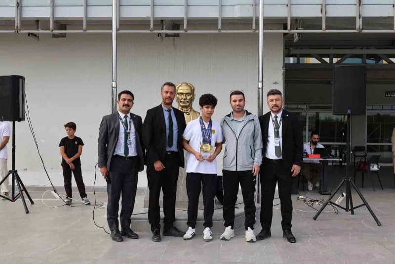 Rüzgar Alp Yalçınkaya masa tenisi oynarken Avrupa İşitme Engelliler Gençlik Oyunları’nda