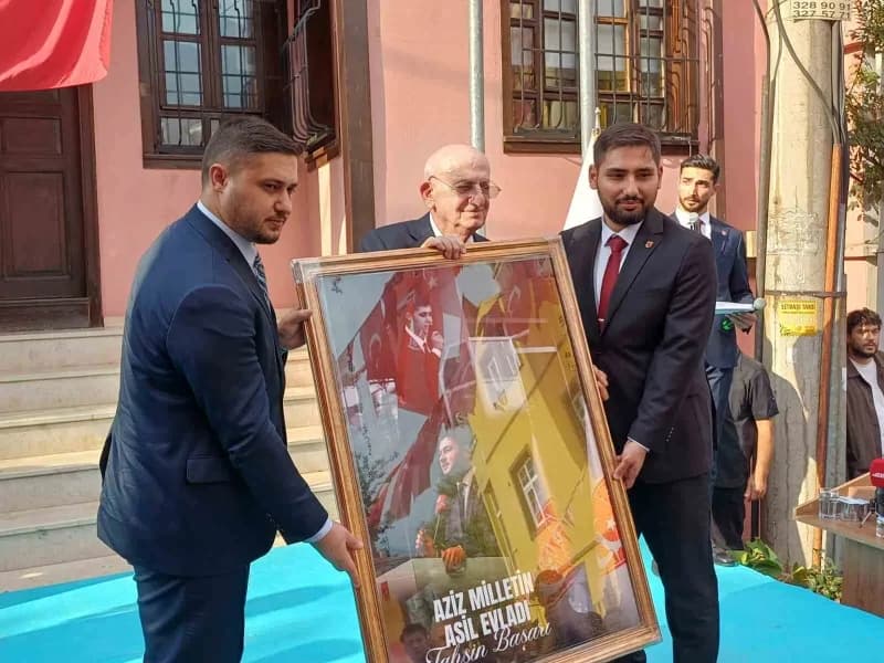 İsmail Kahraman (Ortada): "Gençlik ne kadar güçlüyse ülke o kadar güçlü olur"