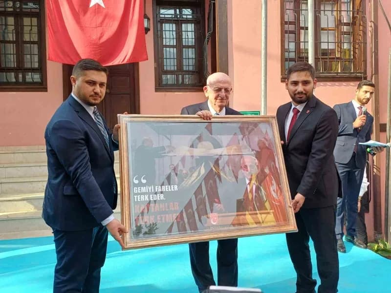 İsmail Kahraman (Ortada), "Gençlik ne kadar güçlüyse ülke o kadar güçlü olur" dedi.