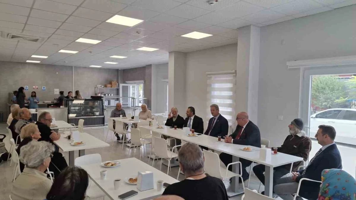 Muğla Nilüfer Caner 100 Yaş Evi üyeleri Dünya Yaşlılar Günü yürüyüşü ve kokteyl etkinliğinde bir arada