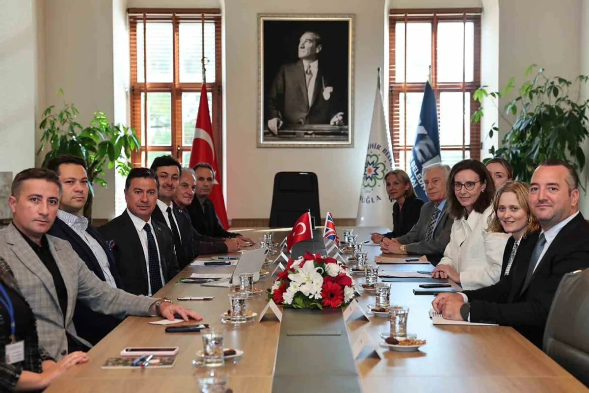 Muğla Büyükşehir Belediye Başkanı Ahmet Aras, Birleşik Krallık’ın Türkiye Büyükelçisi Jennifer Anderson ve beraberindeki