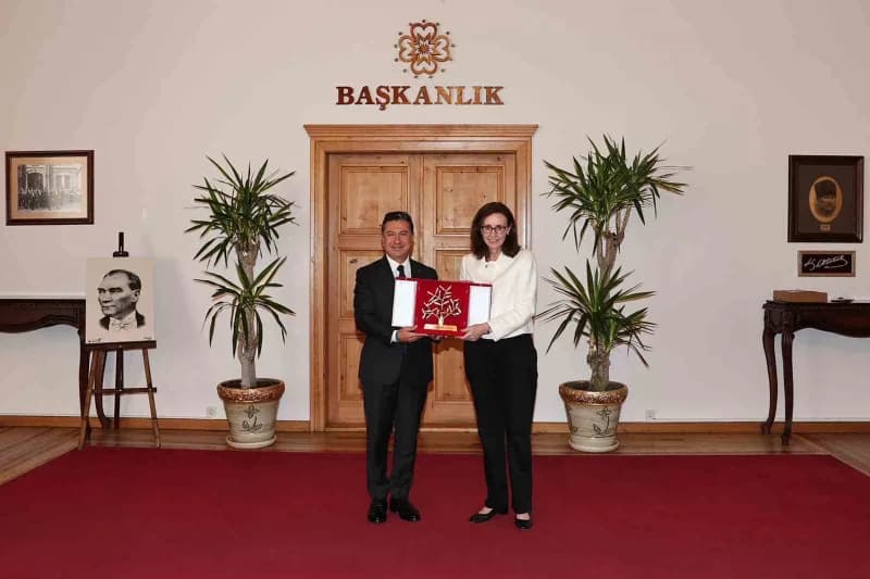 Muğla Büyükşehir Belediye Başkanı Ahmet Aras, Birleşik Krallık’ın Türkiye Büyükelçisi Jennifer Anderson ve beraberindeki