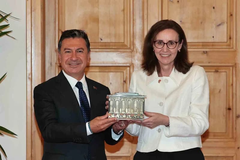 Muğla Büyükşehir Belediye Başkanı Ahmet Aras, Birleşik Krallık’ın Türkiye Büyükelçisi Jennifer Anderson ve beraberindeki