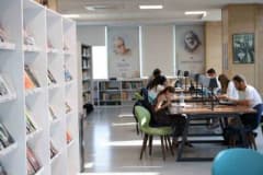 Muğla Türkan Saylan Çağdaş Yaşam Merkezi kütüphane içi raflarda kitaplar ve çalışma alanları