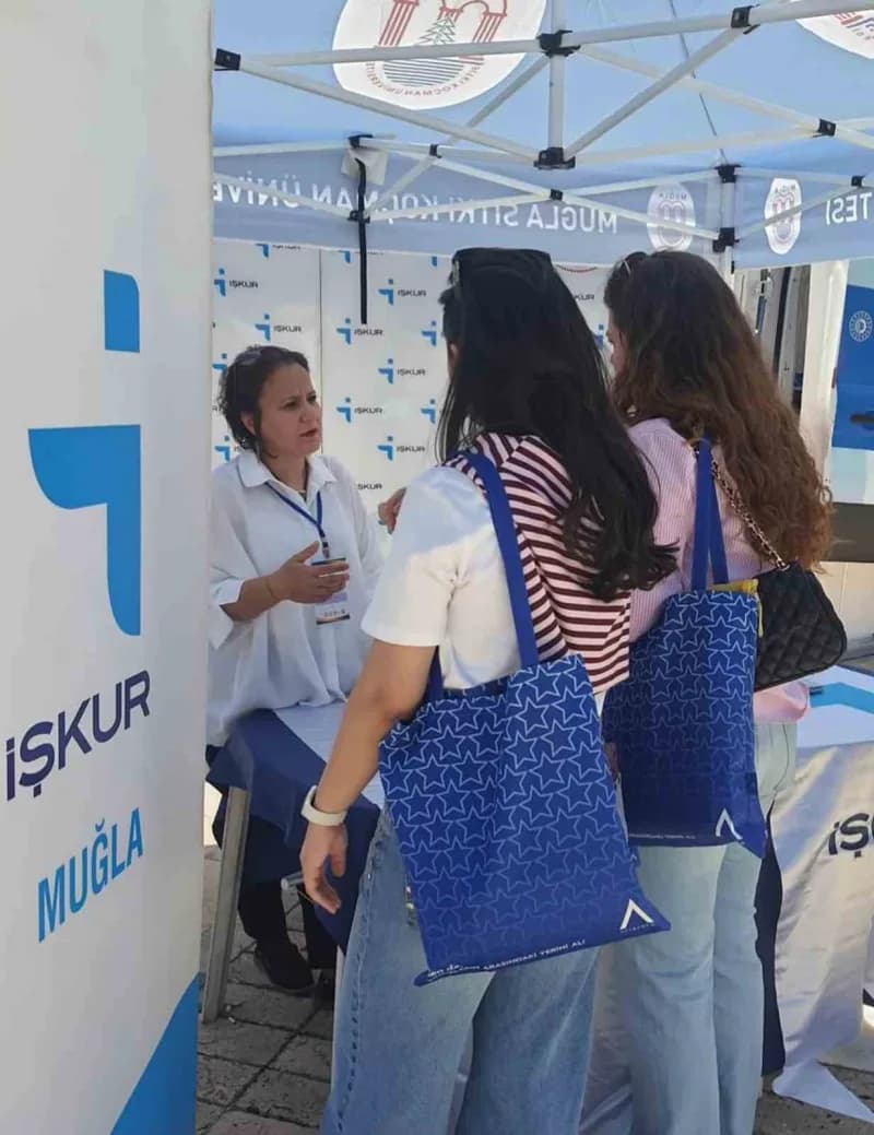 Muğla İŞKUR İl Müdürlüğü binası önünde danışmanlık hizmeti alan vatandaşlar