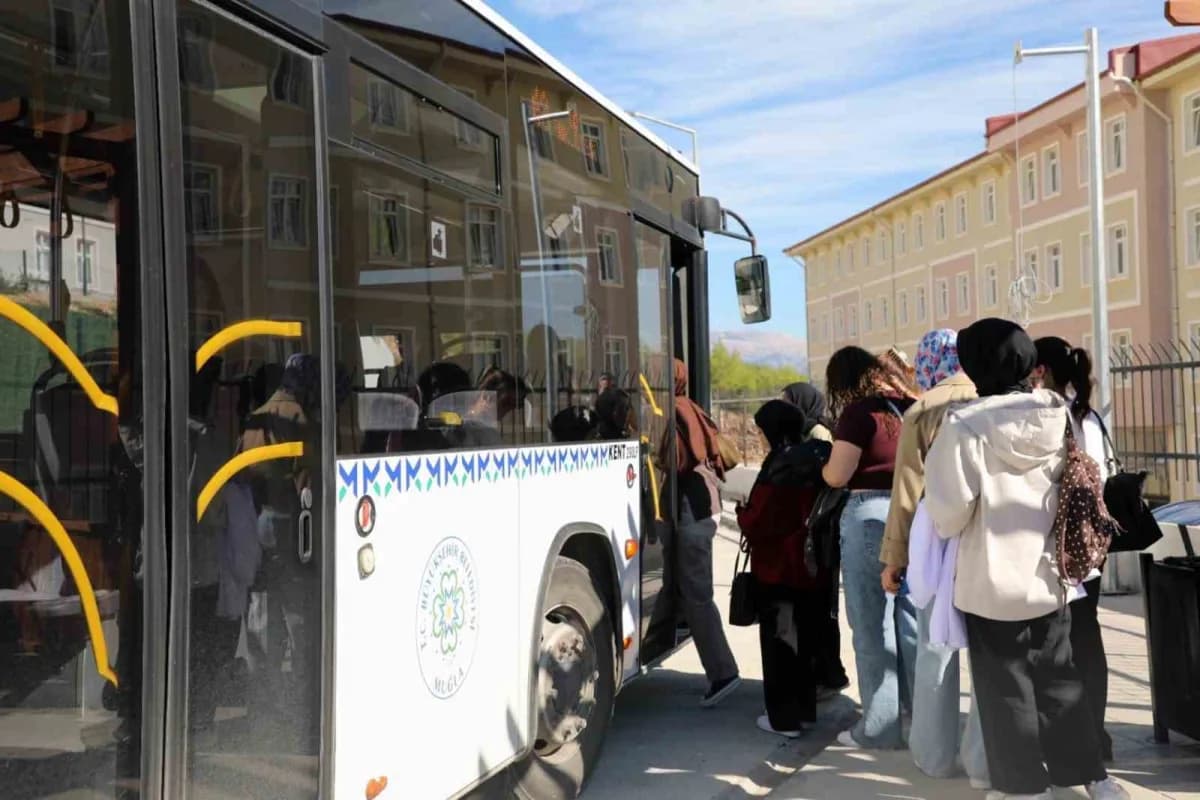 Muğla Kötekli Mahallesi’nde öğrencilerin toplu taşıma araçlarına bindiği durak ve çevresi