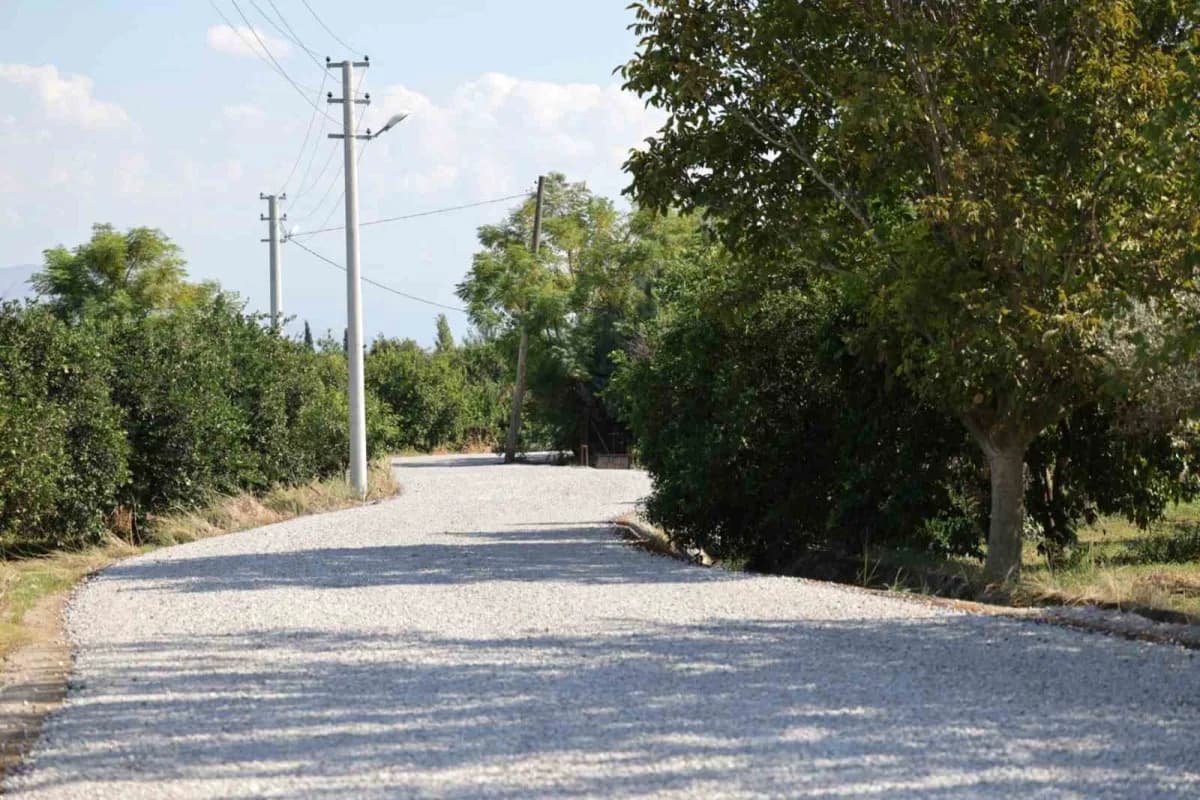 Muğla Köyceğiz’de yol ve altyapı yenileme çalışmaları kapsamında iş makineleri ve yol çalışması