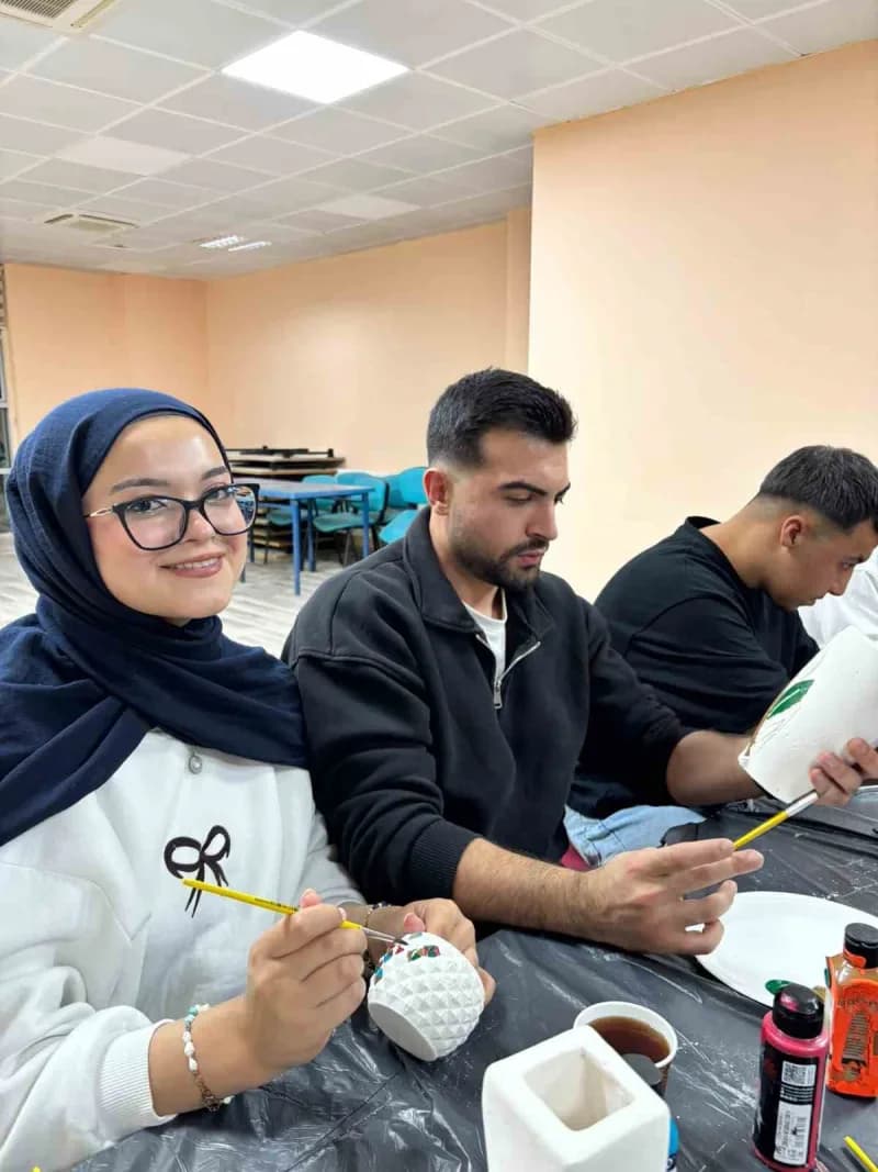 Muğla’da Üniversite öğrencileri Seramik Vazo Boyama atölyesinde buluştu