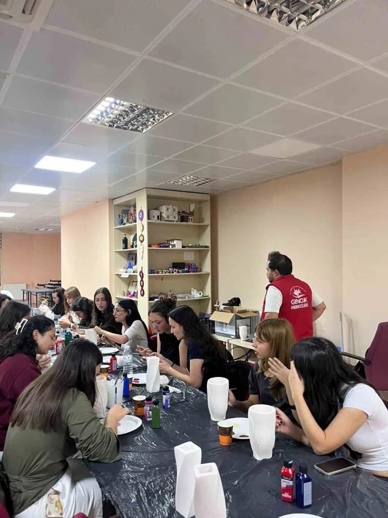 Muğla’da Üniversite öğrencileri Seramik Vazo Boyama atölyesinde buluştu