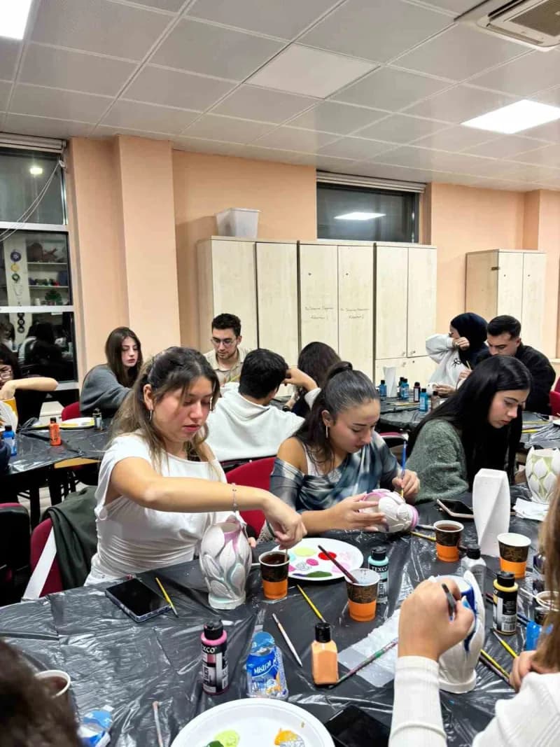 Muğla’da Üniversite öğrencileri Seramik Vazo Boyama atölyesinde buluştu