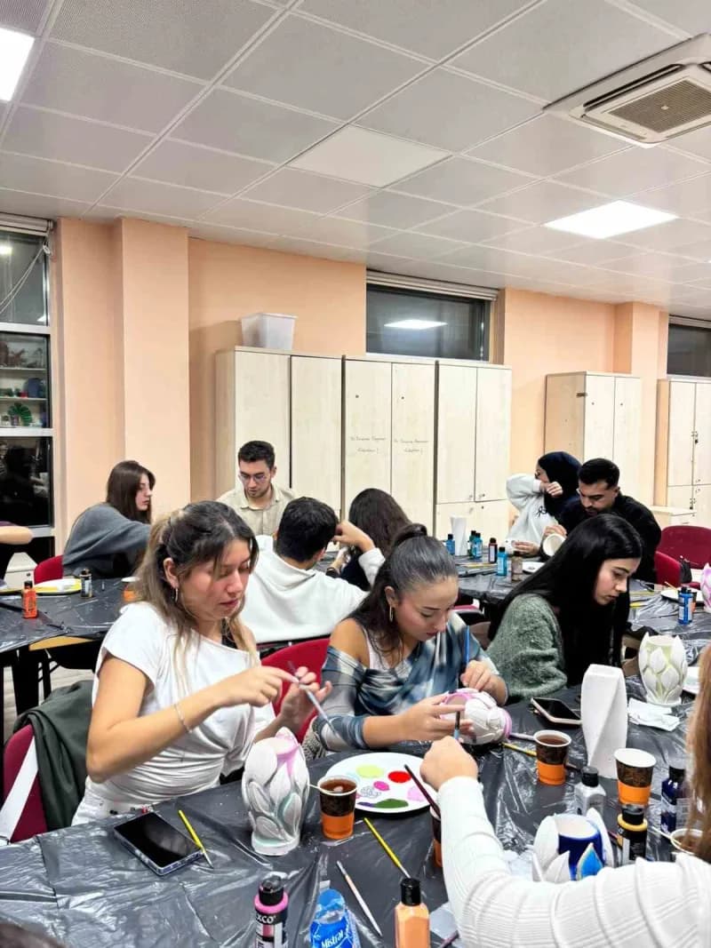 Muğla’da Üniversite öğrencileri Seramik Vazo Boyama atölyesinde buluştu