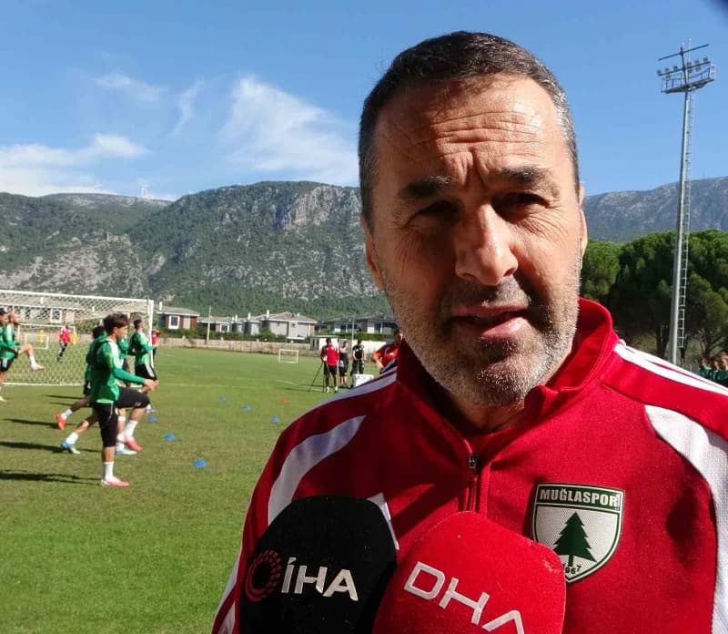 Muğlaspor Teknik Direktörü Yalçın Koşukavak basın açıklaması yaparken