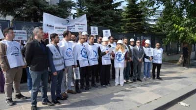 Mühendis Tek-Sen Konfederasyonu üyeleri Çalışma ve Sosyal Güvenlik Bakanlığı önünde taleplerini dile getiriyor