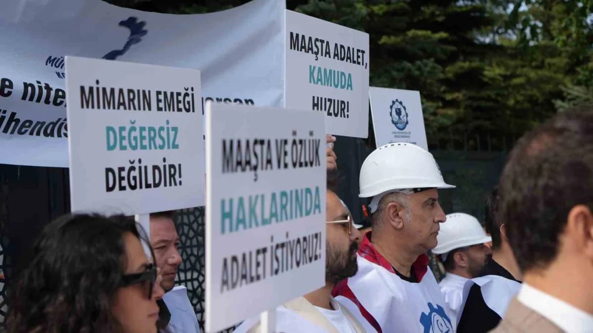 Çalışma ve Sosyal Güvenlik Bakanlığı önünde bir araya gelen 'Mühendis Tek-Sen Konfederasyonu' üyeleri, Kamu Mühendisleri