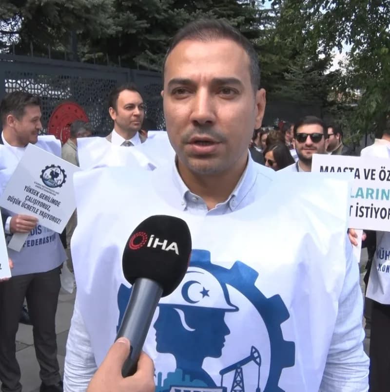 Açıklamanın ardından konuşan Kamu Mühendisleri Enerji Sendikası Genel Başkanı Ümit Aktaş: "İçeride KPDK toplantısı var.