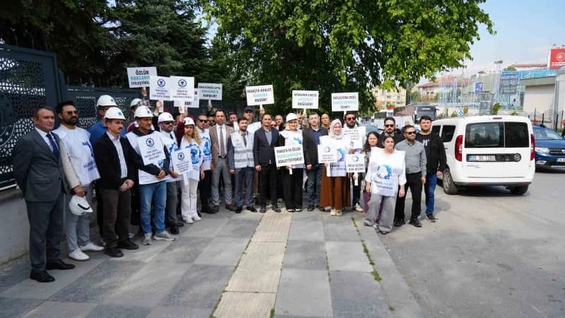 Çalışma ve Sosyal Güvenlik Bakanlığı önünde bir araya gelen 'Mühendis Tek-Sen Konfederasyonu' üyeleri, Kamu Mühendisleri