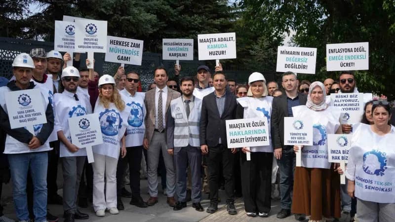 Çalışma ve Sosyal Güvenlik Bakanlığı önünde bir araya gelen 'Mühendis Tek-Sen Konfederasyonu' üyeleri, Kamu Mühendisleri
