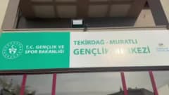 Muratlı Kültür Merkezi’nde okul bahçe görevlilerine yönelik güvenlik eğitimi sırasında emniyet yetkilileri sunum yapıyor