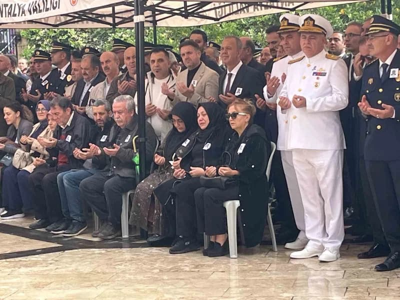 Tören sırasında Antalya Valisi Hulusi Şahin konuşmakta güçlük çekerken, Kara’nın eşi ayakta durmakta