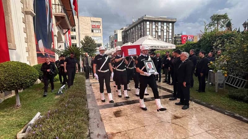 Antalya’da gece saatlerinde rahatsızlanarak kaldırıldığı hastanede doktorların tüm müdahalelerine ra