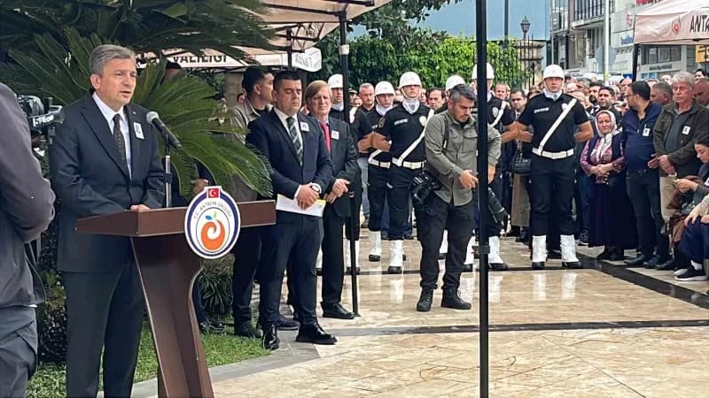 Tören sırasında Antalya Valisi Hulusi Şahin konuşmakta güçlük çekerken, Kara’nın eşi ayakta durmakta