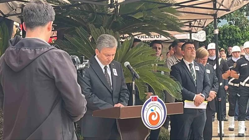 Tören sırasında Antalya Valisi Hulusi Şahin konuşmakta güçlük çekerken, Kara’nın eşi ayakta durmakta
