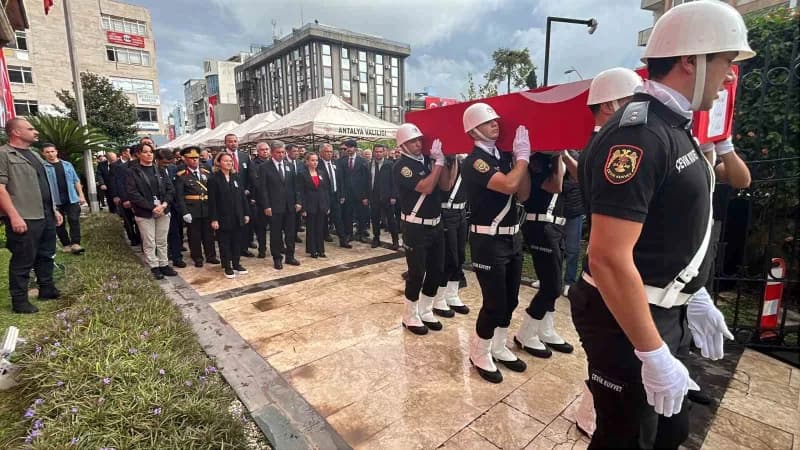 Antalya’da gece saatlerinde rahatsızlanarak kaldırıldığı hastanede doktorların tüm müdahalelerine ra