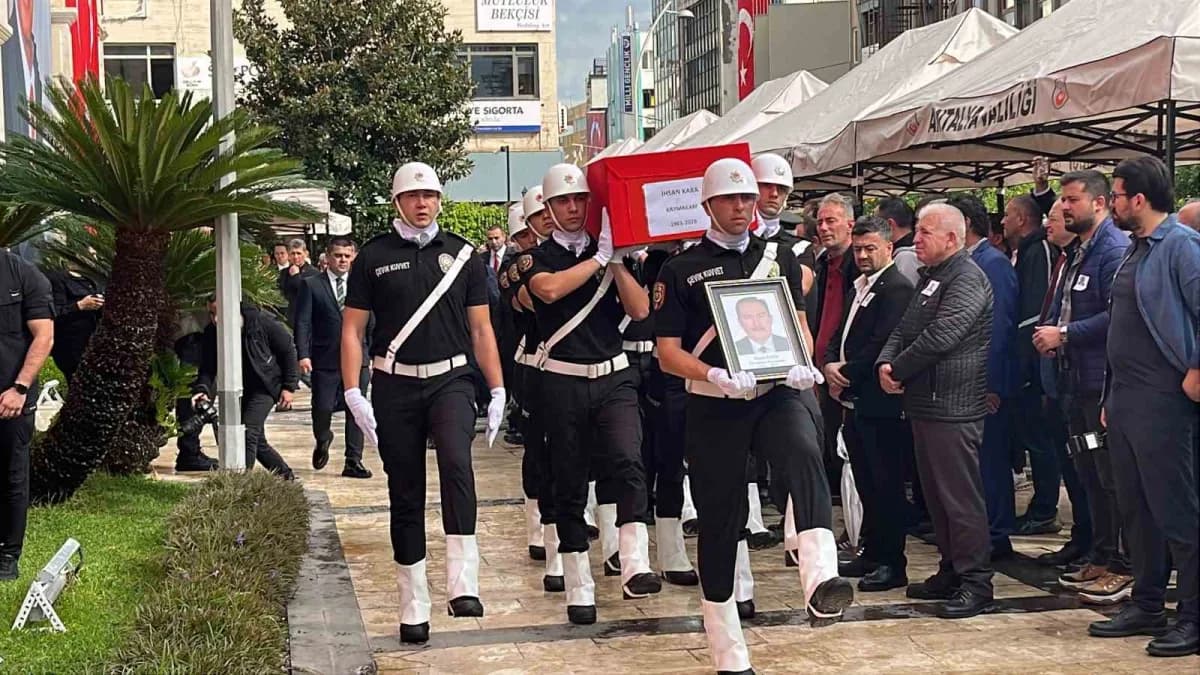 Antalya Valiliği’nde Muratpaşa Kaymakamı İhsan Kara için düzenlenen cenaze töreninden duygusal anlar