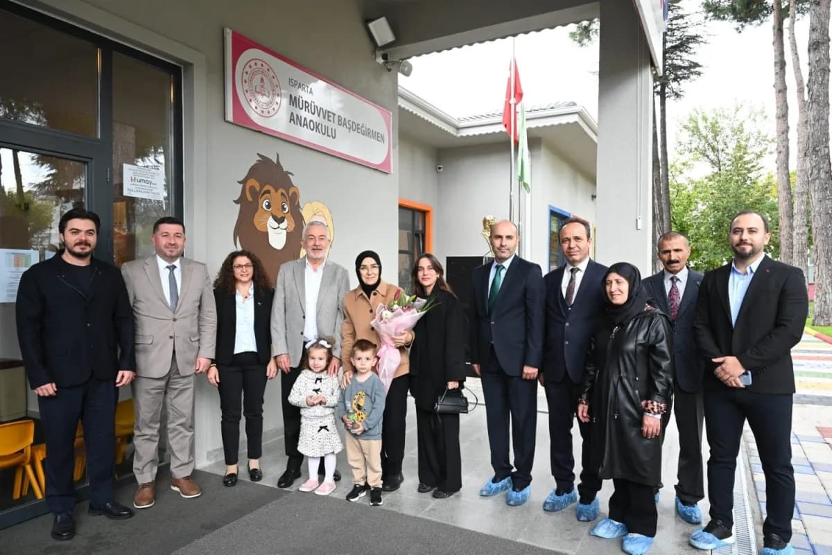 Isparta’da Mürüvvet Başdeğirmen Anaokulu’nda düzenlenen anma programında katılımcılar ve Başdeğirmen ailesi