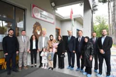 Isparta’da Mürüvvet Başdeğirmen Anaokulu’nda düzenlenen anma programında katılımcılar ve Başdeğirmen ailesi