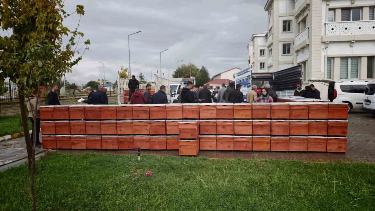 Muş’ta arıcılığın geliştirilmesi ve bal üretiminde markalaşmanın güçlendirilmesi amacıyla 100 üreticiye bin Yeni Kovan d