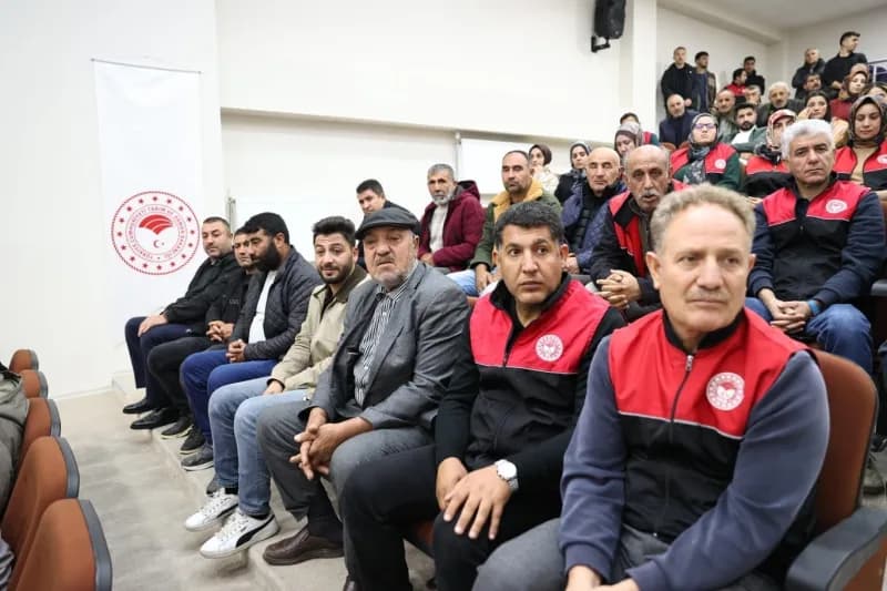 Muş’ta arıcılığın geliştirilmesi ve bal üretiminde markalaşmanın güçlendirilmesi amacıyla 100 üreticiye bin Yeni Kovan d