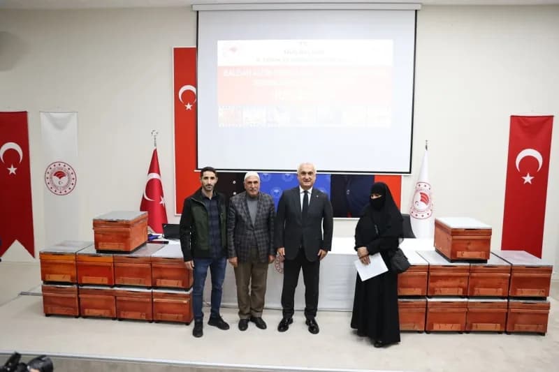 Muş’ta arıcılığın geliştirilmesi ve bal üretiminde markalaşmanın güçlendirilmesi amacıyla 100 üreticiye bin Yeni Kovan d